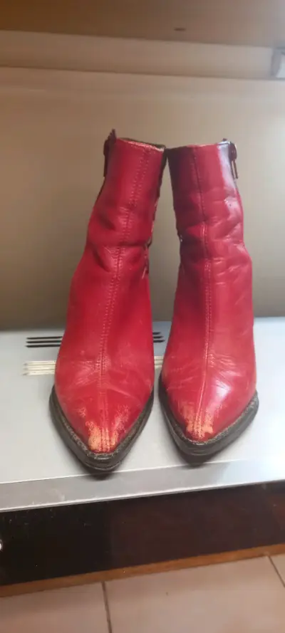 Botines rojos de cuero gastados - miniatura 1