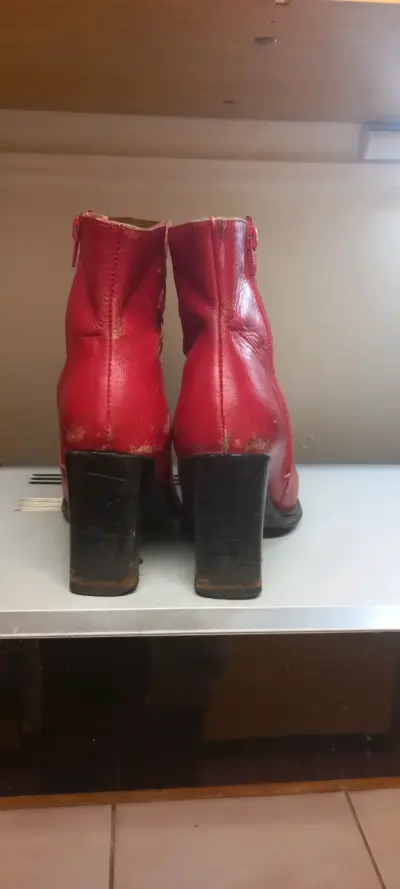 Botines rojos de cuero gastados - miniatura 2