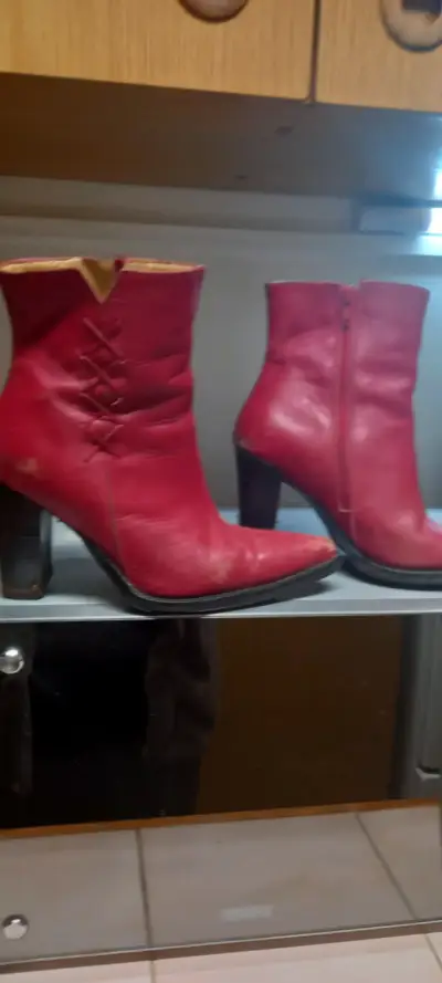 Botines rojos de cuero gastados - miniatura 3