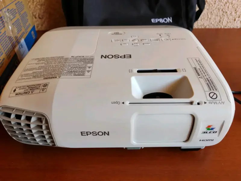 Proyector Epson PowerLite S17 - 4