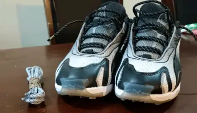 Zapatillas deportivas gris y negro - miniatura 1