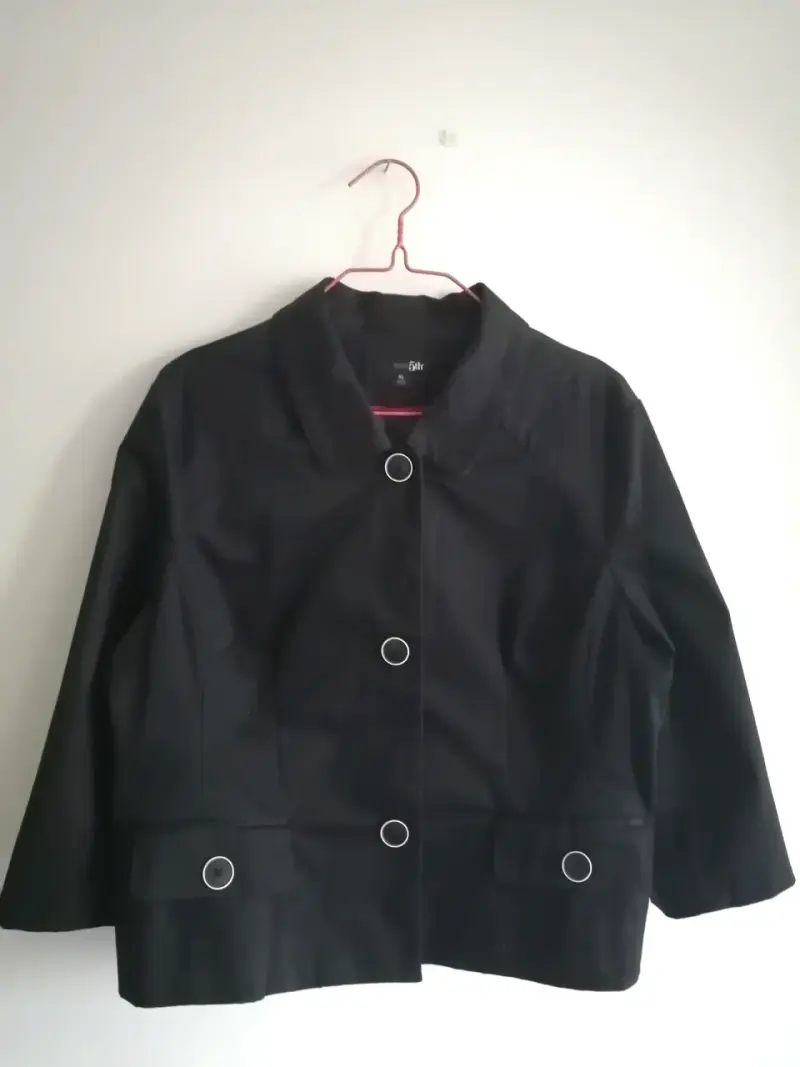 Chaqueta negra con botones - 1