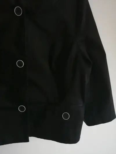 Chaqueta negra con botones - miniatura 3