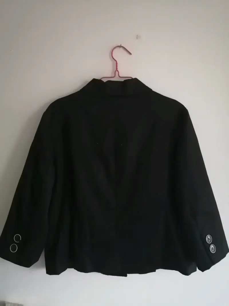Chaqueta negra con botones - 4