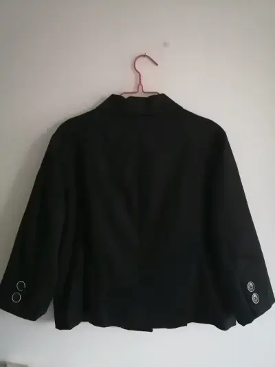 Chaqueta negra con botones - miniatura 4