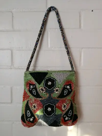 Cartera bordada en mostacillas - miniatura 1