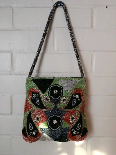 Cartera bordada en mostacillas - miniatura 2