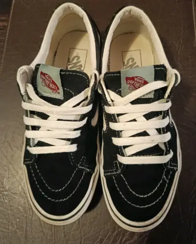 Zapatillas Vans negras y blancas - miniatura 1