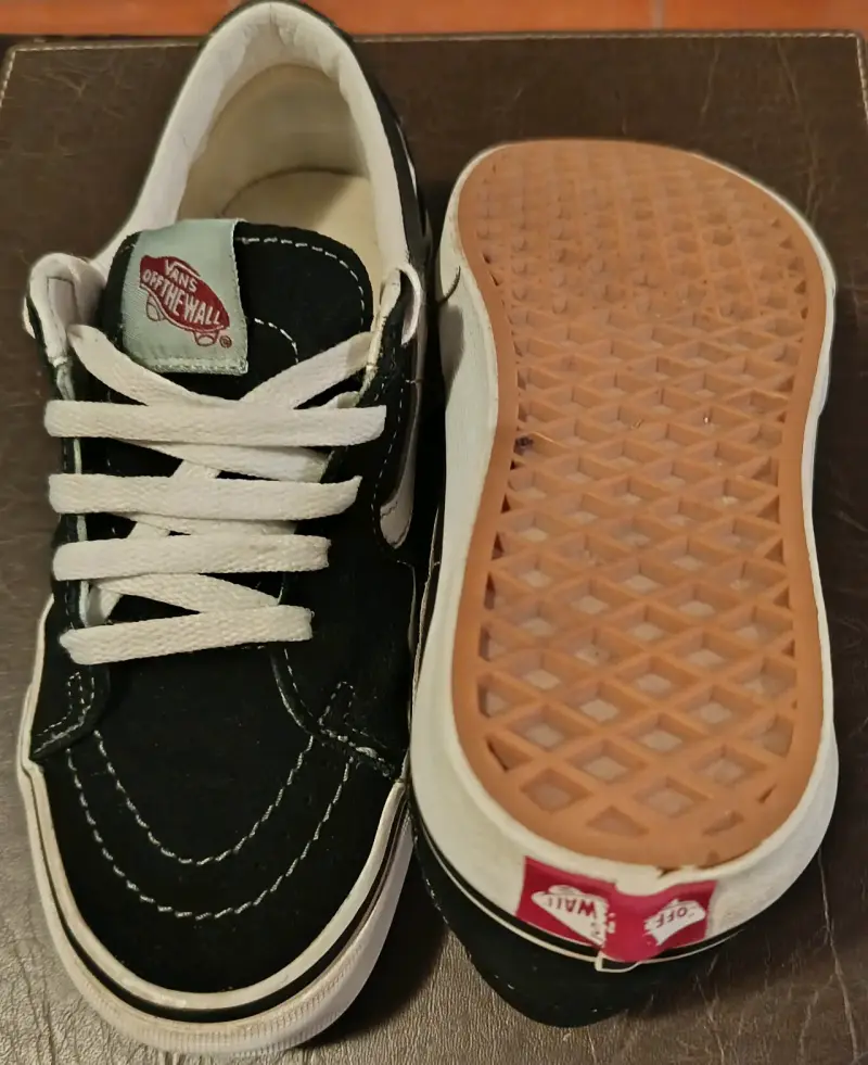 Zapatillas Vans negras y blancas - 2