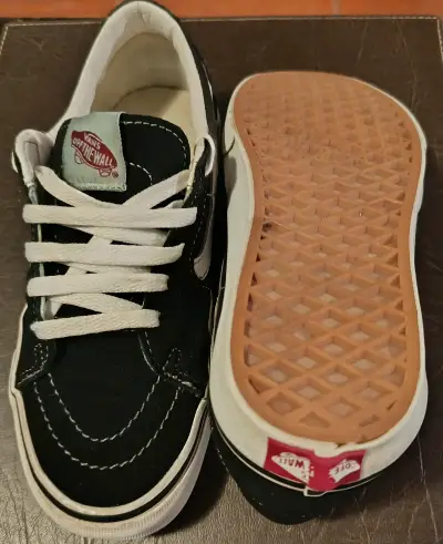 Zapatillas Vans negras y blancas - miniatura 2