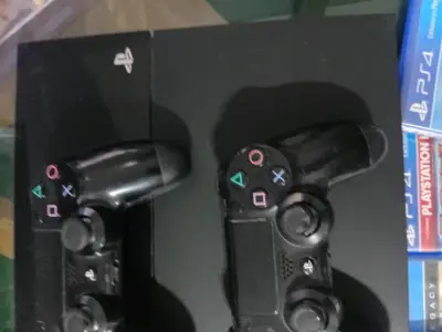 PlayStation 4 con 2 controles y 4 juegos - miniatura 2