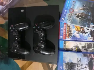 PlayStation 4 con 2 controles y 4 juegos - miniatura 3