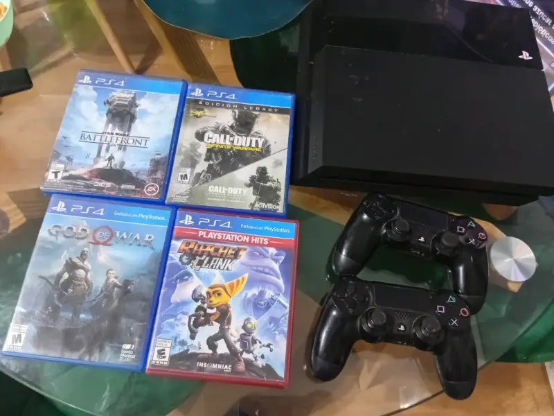 PlayStation 4 con 2 controles y 4 juegos - 4