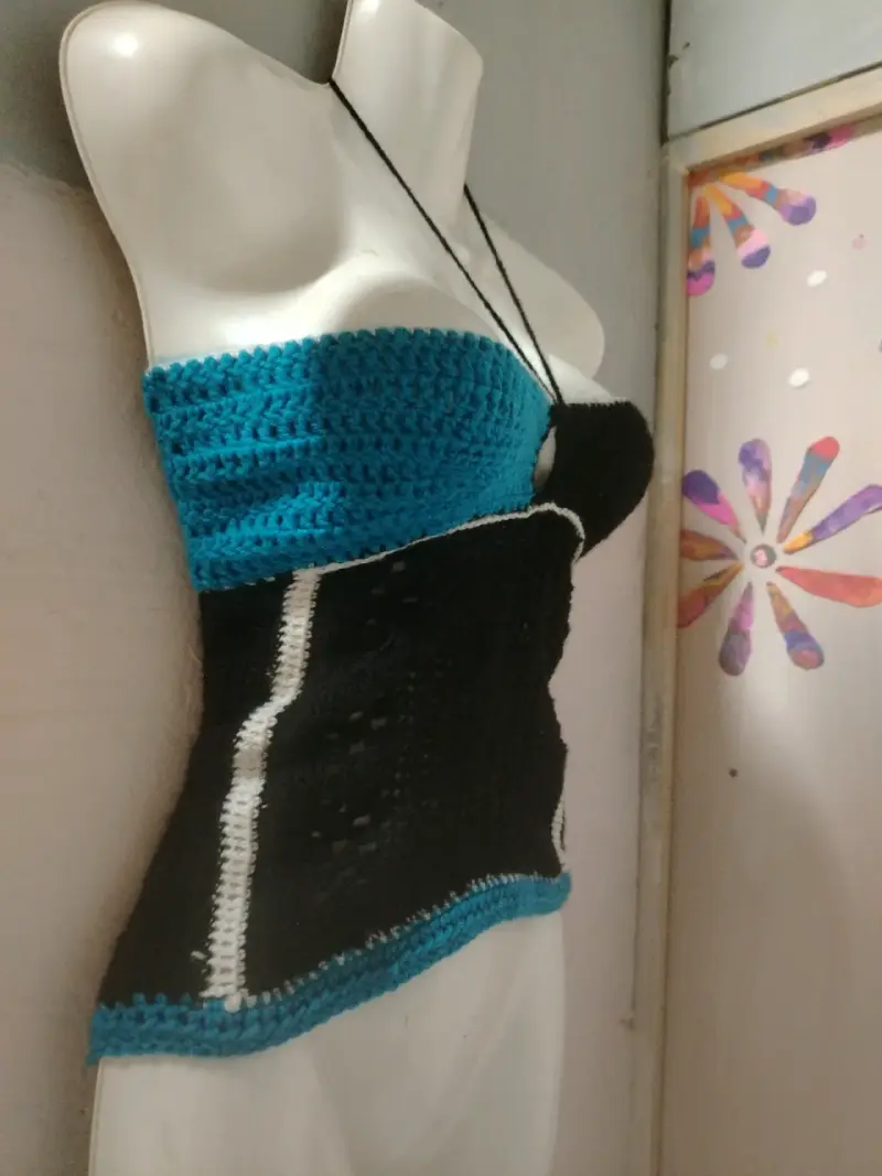 Top tejido azul y negro