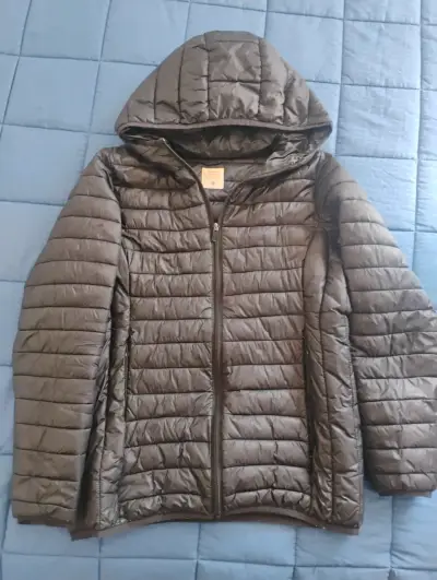 Chaqueta acolchada negra con capucha - miniatura 1