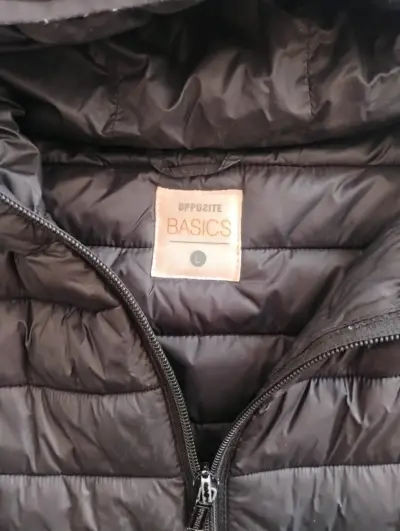 Chaqueta acolchada negra con capucha - miniatura 2
