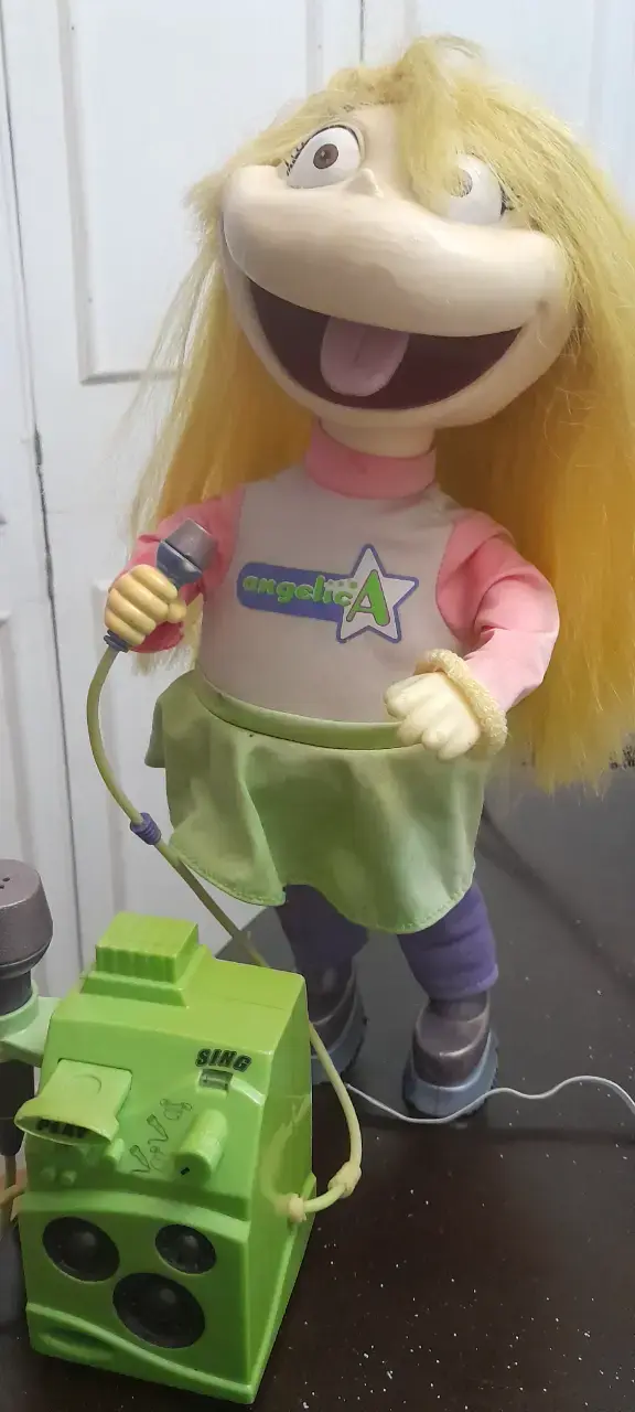 Muñeca Angelica con micrófono