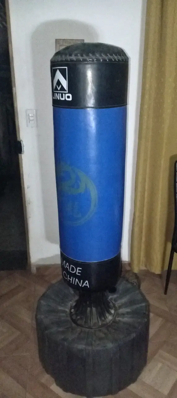 Saco de boxeo en base negra