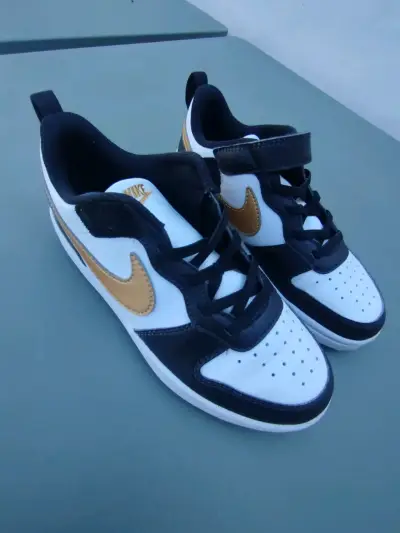 Zapatillas blancas y negras 33.5 - miniatura 3
