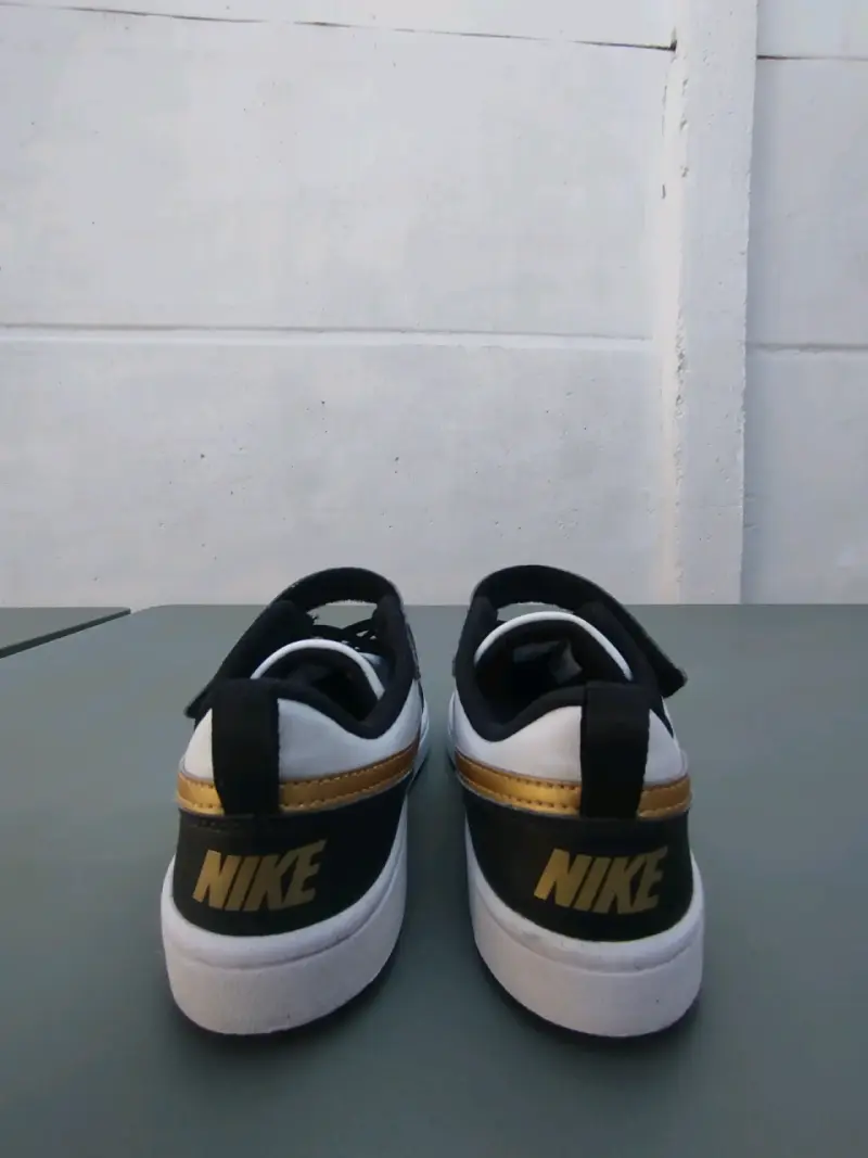 Zapatillas blancas y negras 33.5 - 6