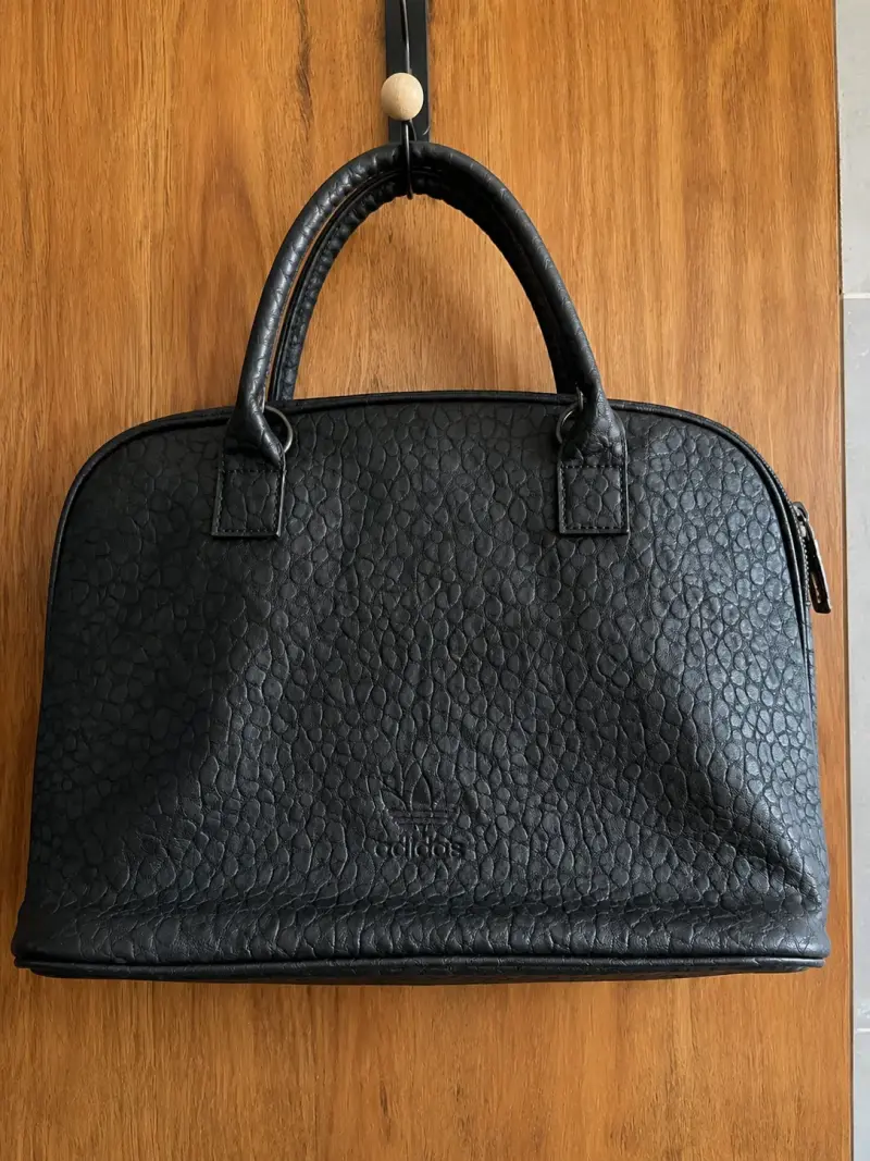 Bolso negro Adidas con textura - 1