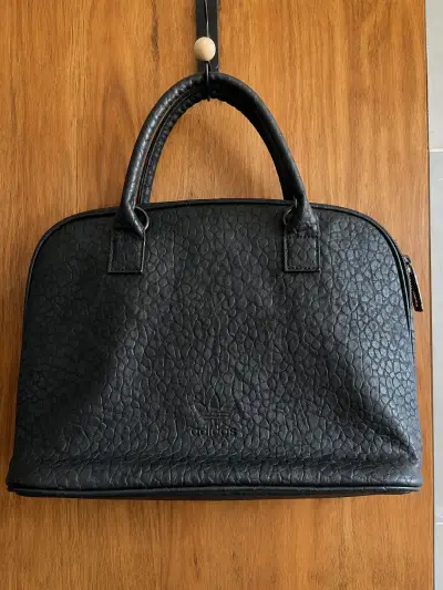 Bolso negro Adidas con textura - miniatura 1