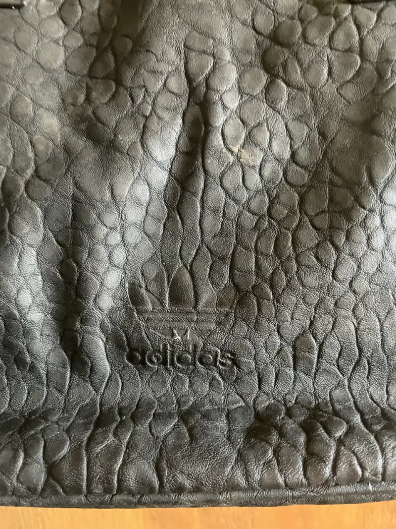 Bolso negro Adidas con textura - 2