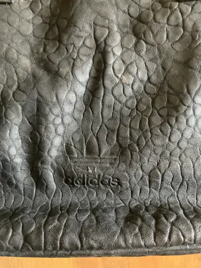 Bolso negro Adidas con textura - miniatura 2