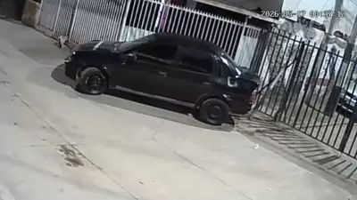 Auto sedán negro usado - miniatura 2