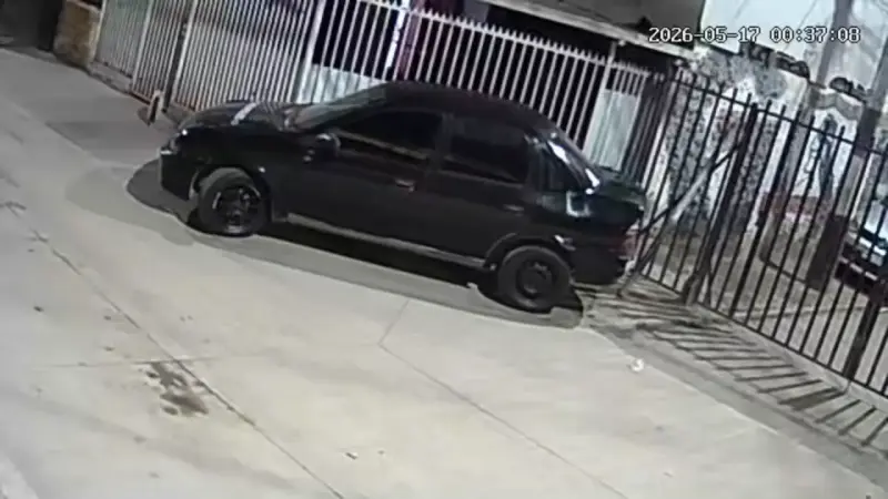 Auto sedán negro usado - 3