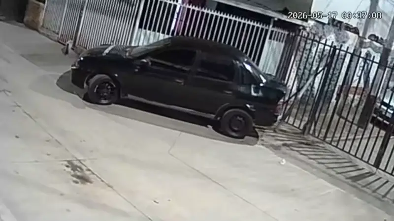 Auto sedán negro usado - 5