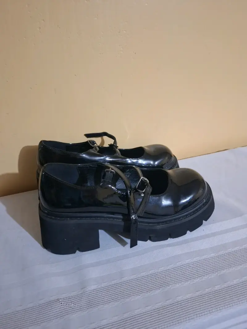 Zapatos negros de charol - 1