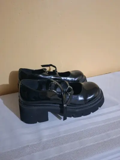 Zapatos negros de charol - miniatura 1