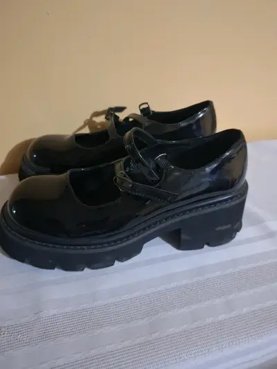 Zapatos negros de charol - miniatura 2