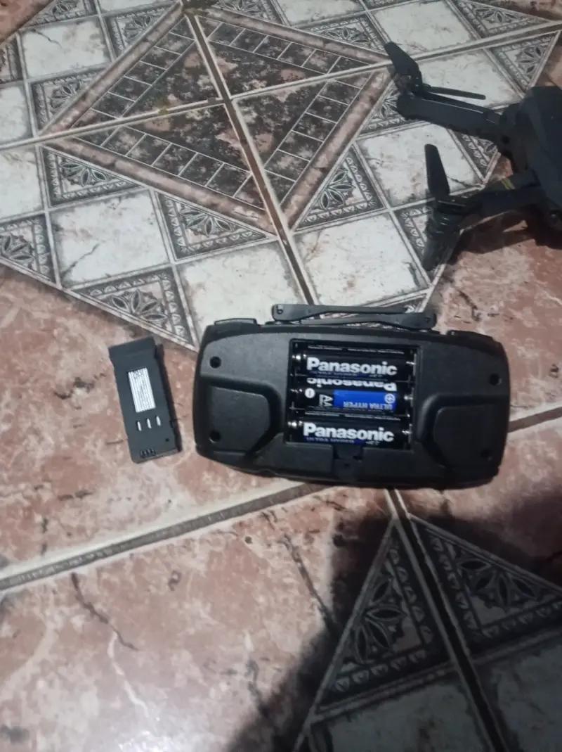 Dron  con control remoto con baterias incluidas - 4