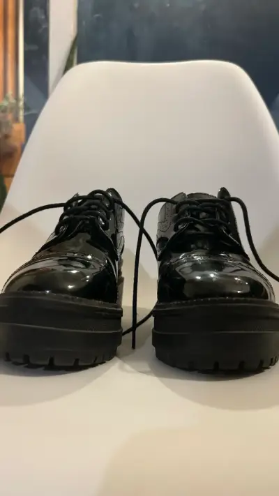 Zapatos de charol negro con cordones - miniatura 1