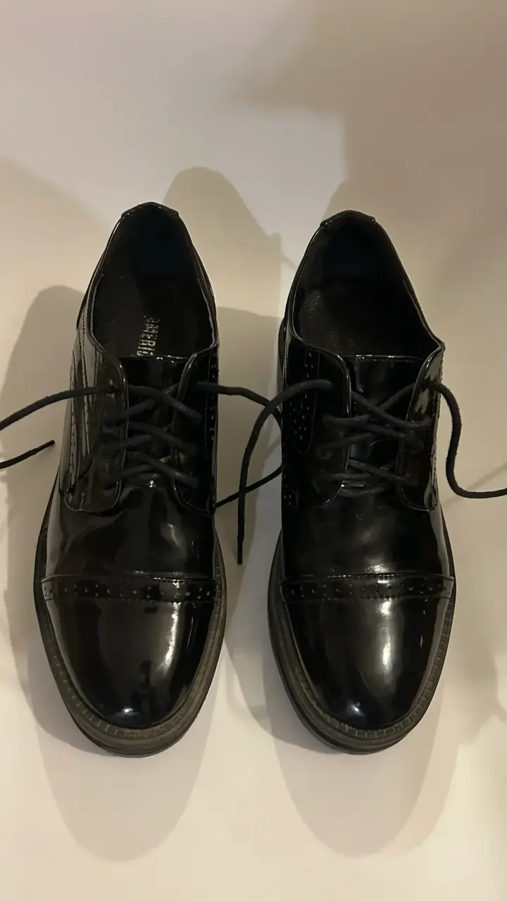 Zapatos de charol negro con cordones - 2