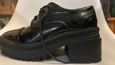 Zapatos de charol negro con cordones - miniatura 3