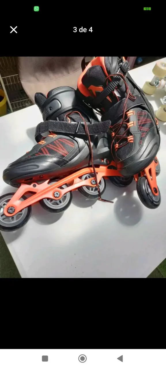 Patines en línea negro y naranja