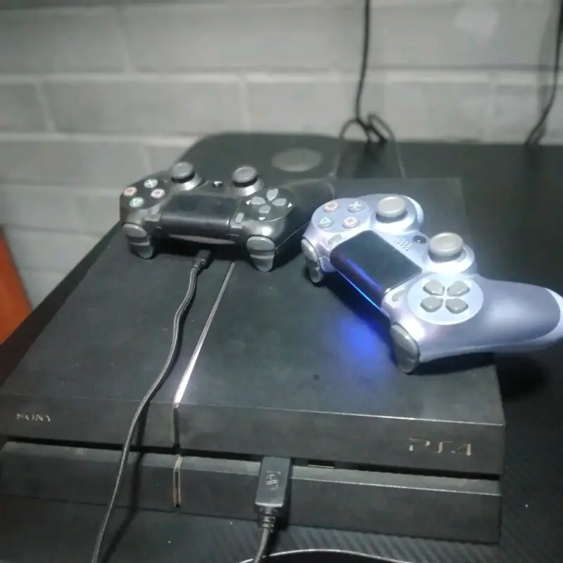 Consola PS4 con dos controles - 1