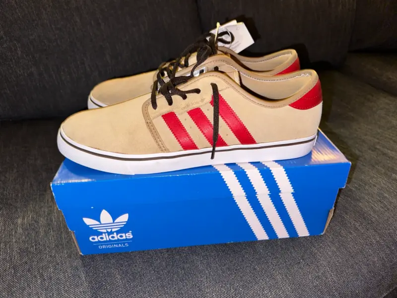 Zapatillas Adidas beige y rojas - 1
