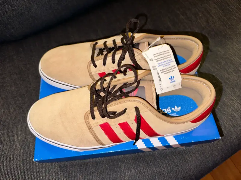 Zapatillas Adidas beige y rojas - 2