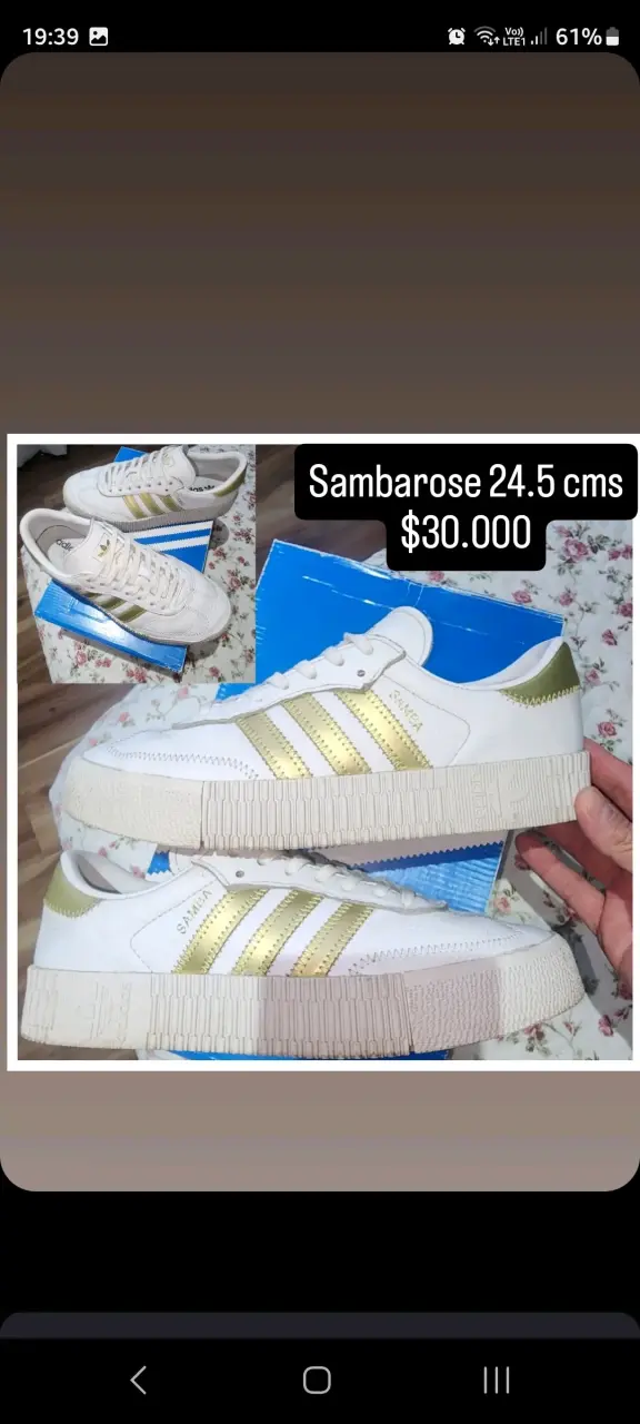 Zapatillas blancas con detalles dorados