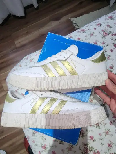 Zapatillas blancas con detalles dorados - miniatura 2