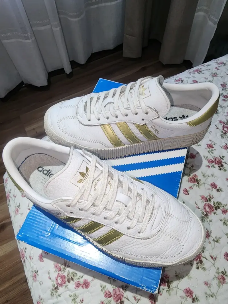 Zapatillas blancas con detalles dorados - 3