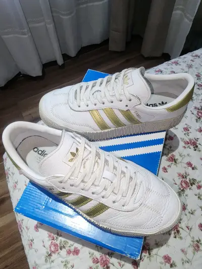 Zapatillas blancas con detalles dorados - miniatura 3