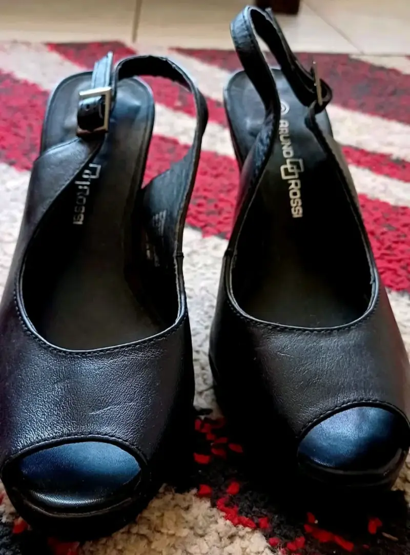 Sandalias negras de cuero - 1