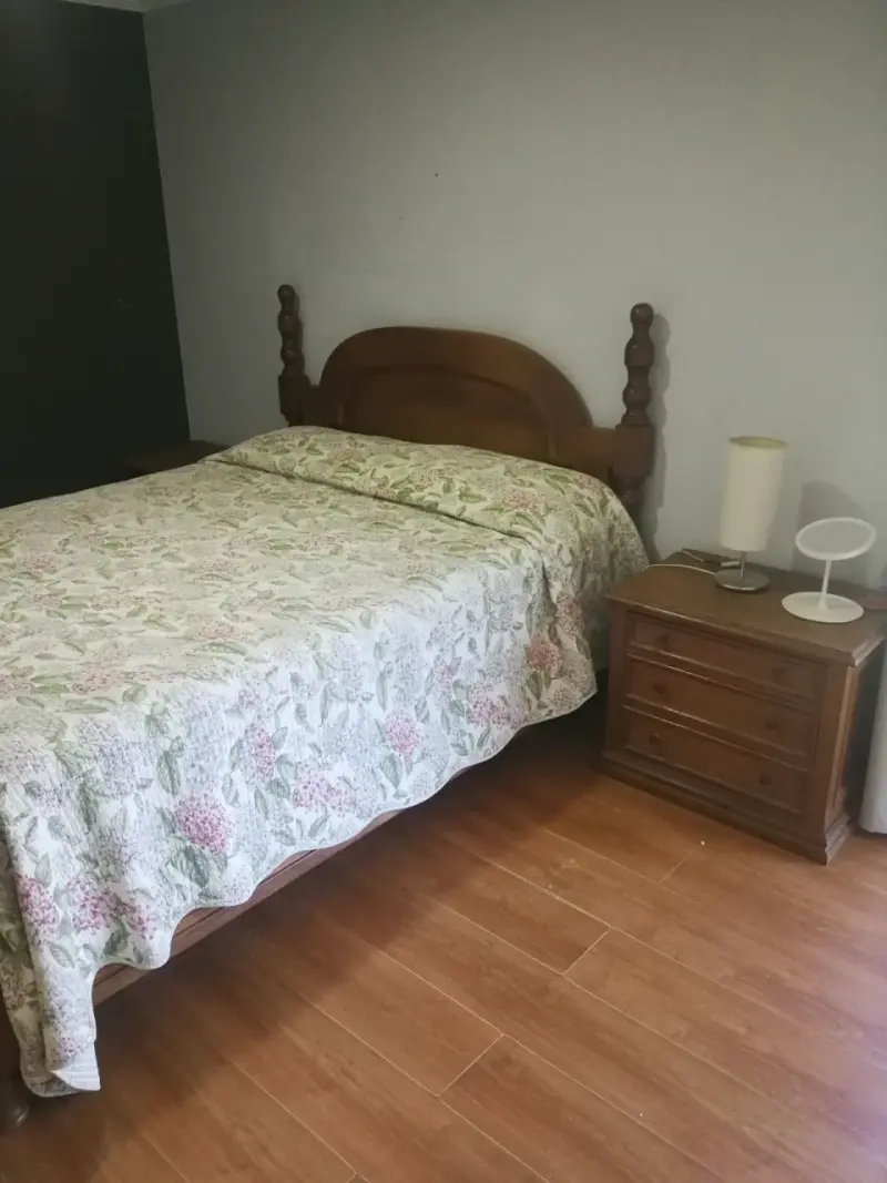 Cómoda cama matrimonial de madera - 1