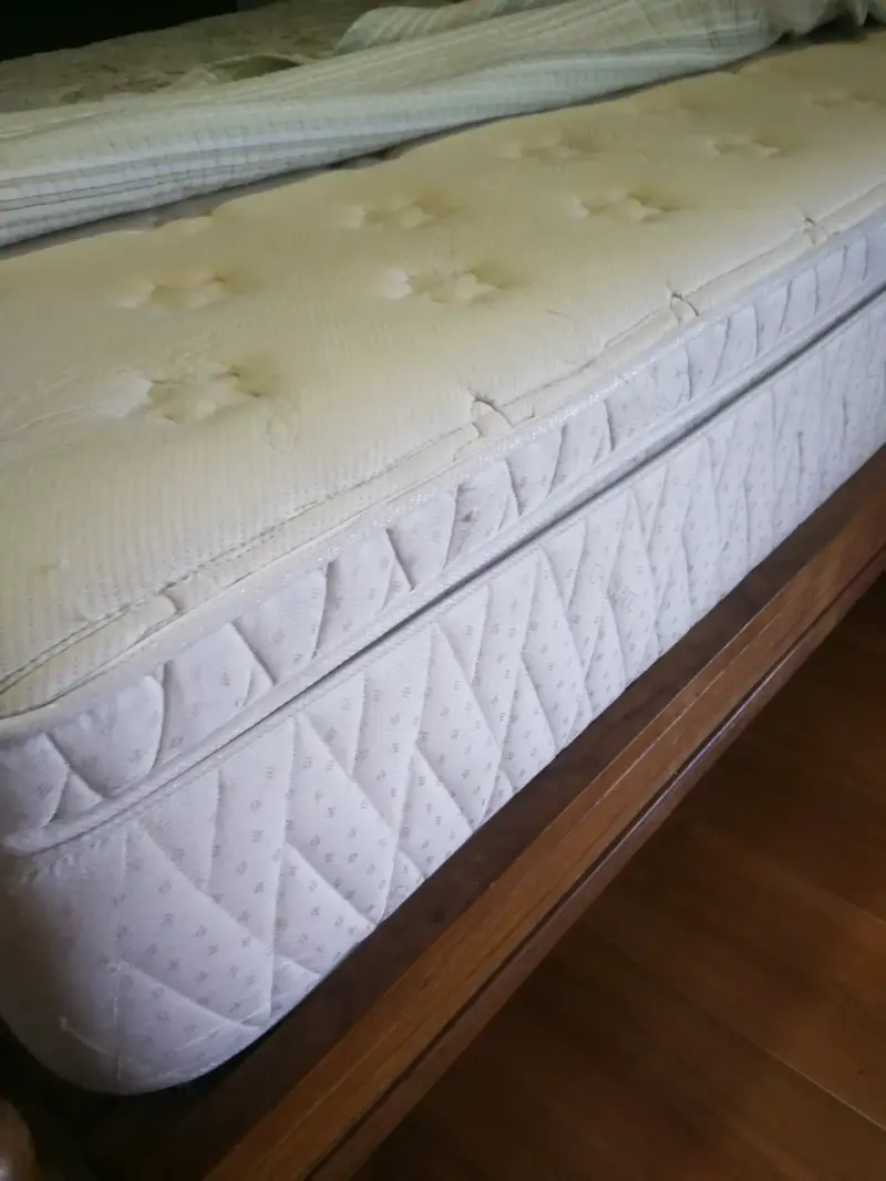 Cómoda cama matrimonial de madera - 3