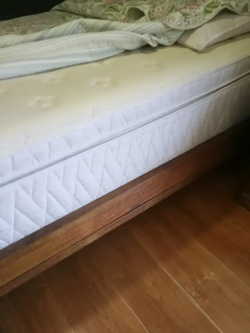 Cómoda cama matrimonial de madera - 4